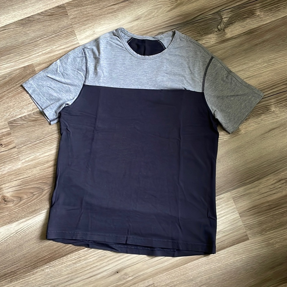 Mens lululemon 2-toned t-shirt. Never worn.